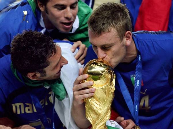 Hình ảnh cầu thủ Italia và chiếc cúp World Cup 2006